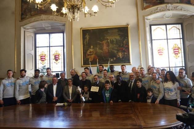 Il Sindaco Galimberti, alla presenza del Coni, consegna una targa alla Vanoli 