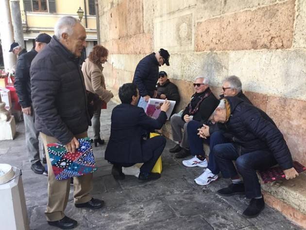 Il Sindaco Galimberti consegna i cuscini ai signori della Bertazzola