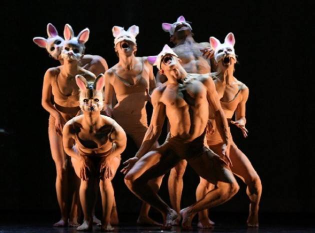 Alice - il nuovo spettacolo dei Momix - in scena al Teatro Ponchielli sabato 16 marzo