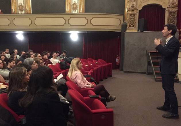 Cinzia Zuffada incontra i ragazzi del Liceo Aselli. Galimberti: «Un onore poter ascoltare le sue parole»