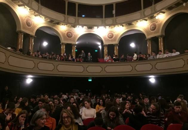 Cinzia Zuffada incontra i ragazzi del Liceo Aselli. Galimberti: «Un onore poter ascoltare le sue parole»
