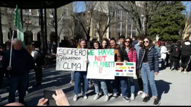 (Video) #FridaysForFuture Sciopero Mondiale per il Futuro Centinaia di studenti in piazza Roma a Cremona