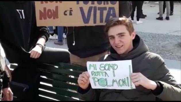 (Video) #FridaysForFuture Sciopero Mondiale per il Futuro Centinaia di studenti in piazza Roma a Cremona