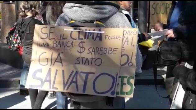 (Video) #FridaysForFuture Sciopero Mondiale per il Futuro Centinaia di studenti in piazza Roma a Cremona