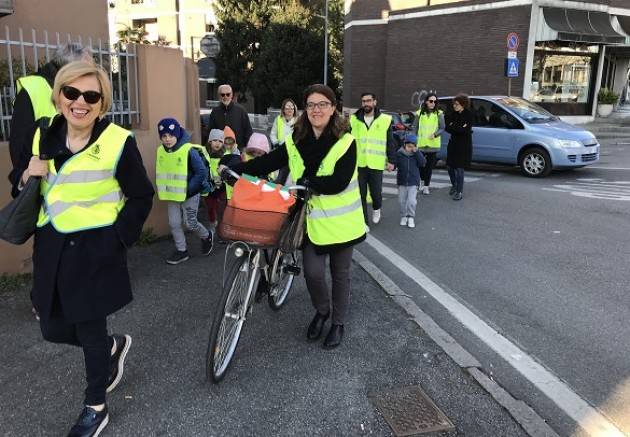 Il primo giorno di primavera Tutti a scuola a piedi o in bicicletta