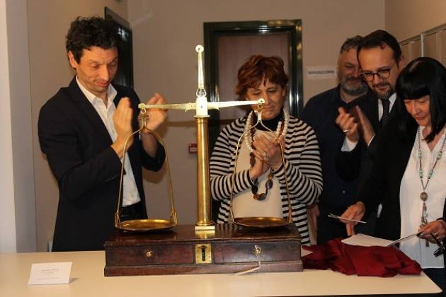 Antiche bilance da farmacia: a Palazzo Fodri un piccolo grande tesoro