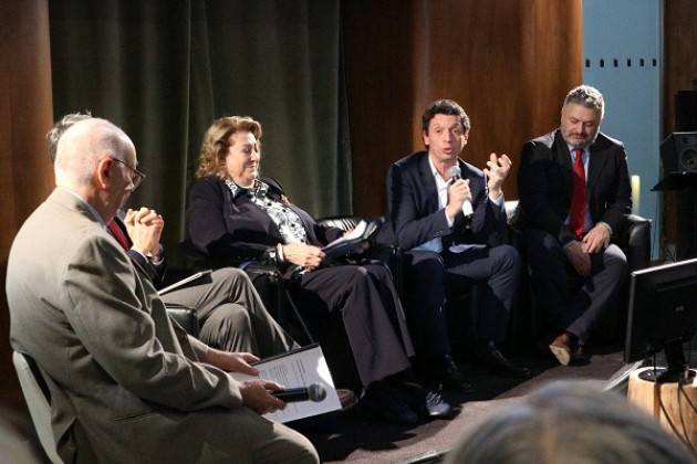 Il Sindaco Galimberti accoglie il violino “Piccolo” di Storioni che torna in città