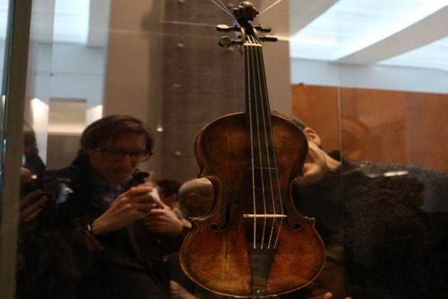 Il Sindaco Galimberti accoglie il violino “Piccolo” di Storioni che torna in città