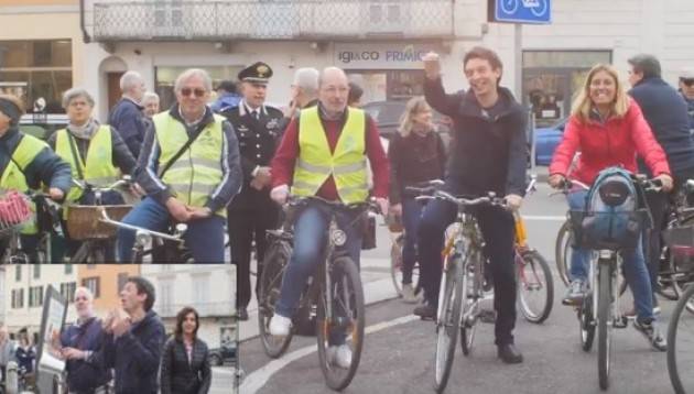 Cremona Il Sindaco Galimberti,soddisfatto,pedala sulla nuova pista ciclabile di Viale Trento Trieste