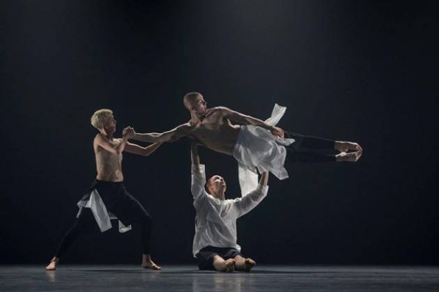 Company Wayne McGregor in Autobiography al Teatro Ponchielli sabato 13 aprile
