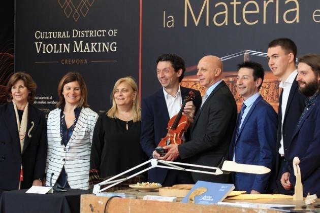 La liuteria cremonese debutta al Salone del Mobile di Milano