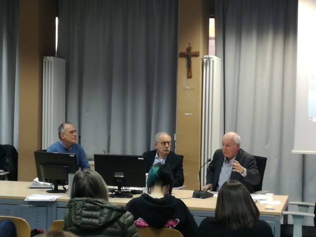 (Video) Ass.25 aprile Cremona  Conoscere Costituzione ‘L’Italia ripudia la guerra ‘ Relatore Mario Losano