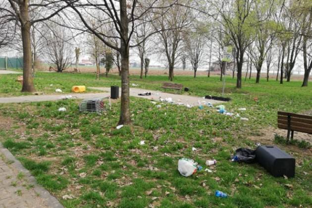 A Crema vandali scatenati al Parco del Serio, rifiuti sparsi ovunque