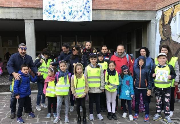 Cremona Sportivi e giovani musicisti con i bambini sulle linee del piedibus