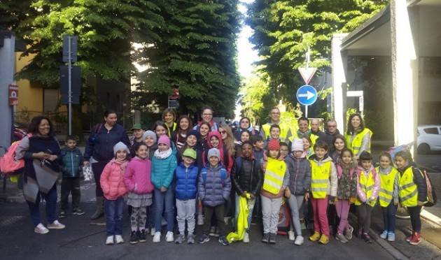 Cremona Sportivi e giovani musicisti con i bambini sulle linee del piedibus