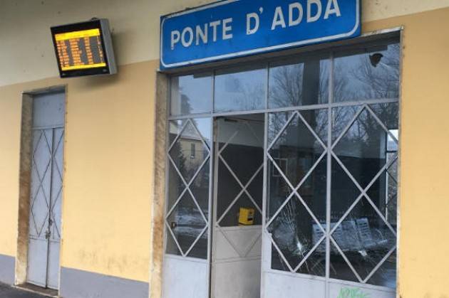 Vandali in azione alla stazione di Ponte d'Adda