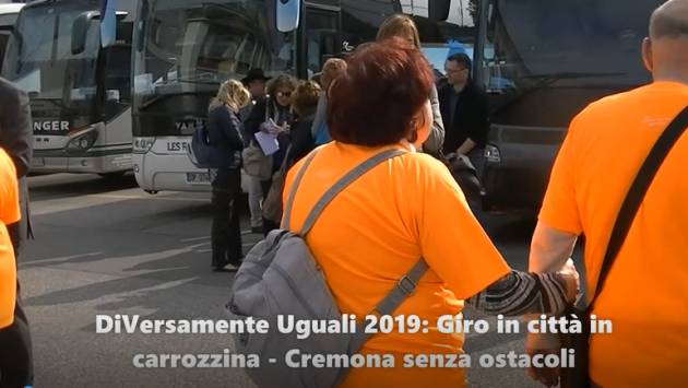 Cremona senza ostacoli Diversamente Uguali 2019: giro in città in carrozzina (Video di Chiara Peli )