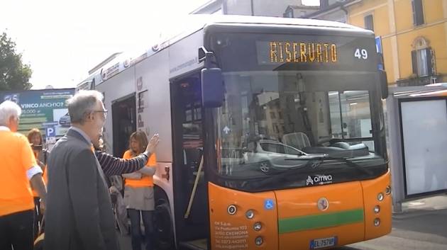 Cremona senza ostacoli Diversamente Uguali 2019: giro in città in carrozzina (Video di Chiara Peli )