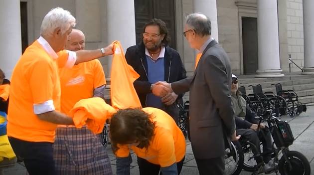 Cremona senza ostacoli Diversamente Uguali 2019: giro in città in carrozzina (Video di Chiara Peli )