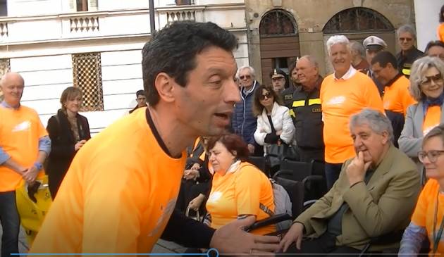 Cremona senza ostacoli Diversamente Uguali 2019: giro in città in carrozzina (Video di Chiara Peli )