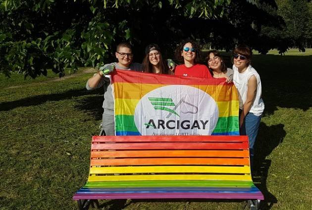 Una panchina arcobaleno per la Giornata Internazionale contro l’omofobia