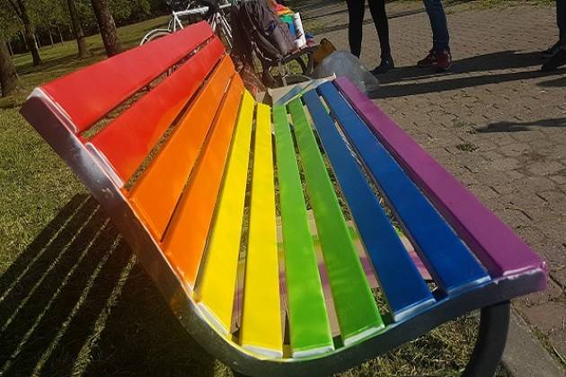 Una panchina arcobaleno per la Giornata Internazionale contro l’omofobia