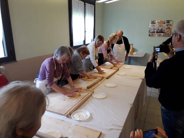 Rsa Fondazione Germani Gli ospiti del nucleo Alzheimer ‘con le mani in pasta fanno la sfoglia’ (Video G.C.Storti)