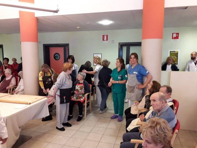 Rsa Fondazione Germani Gli ospiti del nucleo Alzheimer ‘con le mani in pasta fanno la sfoglia’ (Video G.C.Storti)