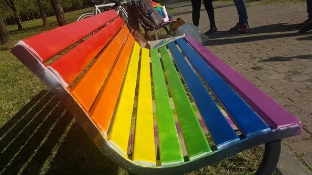 ArciGay Cremona Giornata contro l'omofobia - panchina rainbow a Parco Po