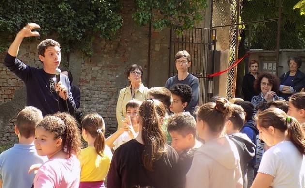 Oltre il Giardino Taglio del nastro per il nuovo cancello  alla presenza del Sindaco Galimberti