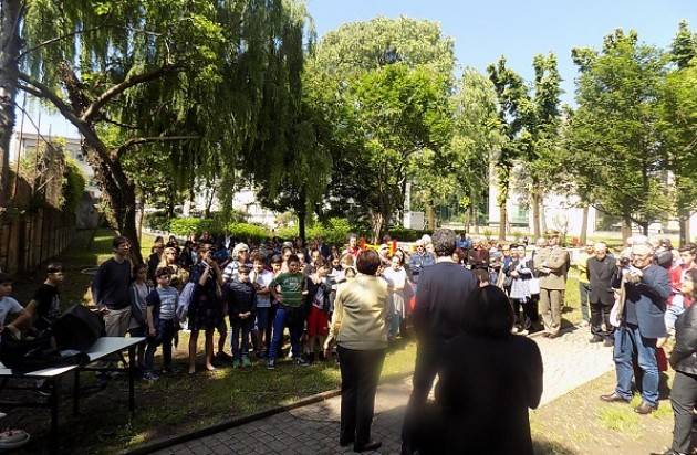 Oltre il Giardino Taglio del nastro per il nuovo cancello  alla presenza del Sindaco Galimberti