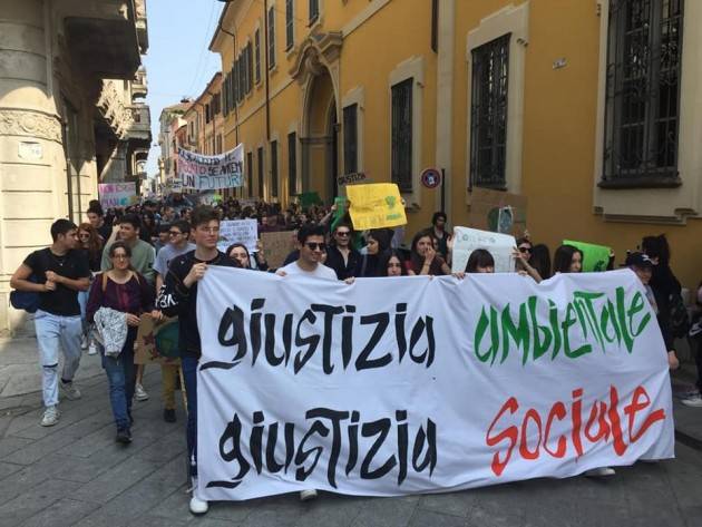 Anche a Cremona  gli studenti del movimento Fridays For Future hanno sfilato per le vie cittadine .