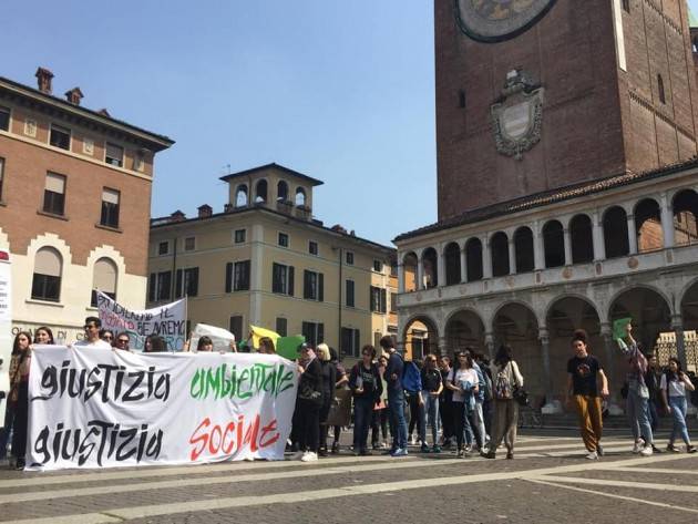 Anche a Cremona  gli studenti del movimento Fridays For Future hanno sfilato per le vie cittadine .