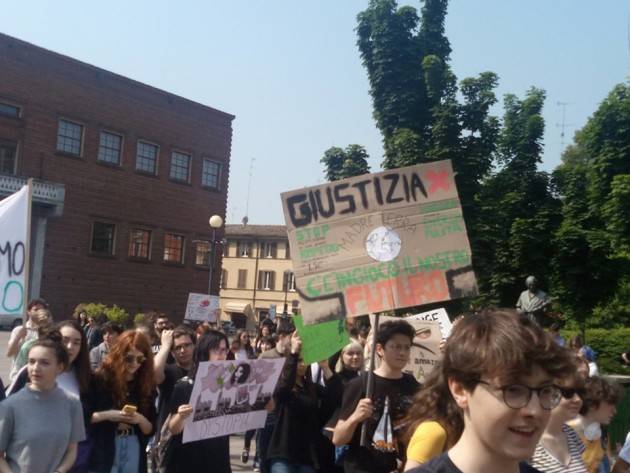 Anche a Cremona  gli studenti del movimento Fridays For Future hanno sfilato per le vie cittadine .