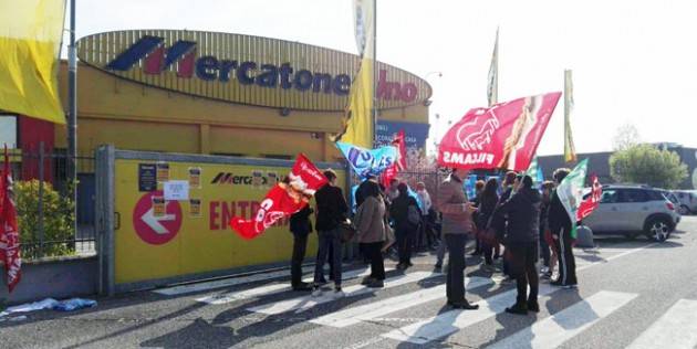 I lavoratori del MercatoneUno di Madignano protestano il 30 maggio davanti al cancello chiuso e chiedono solidarietà