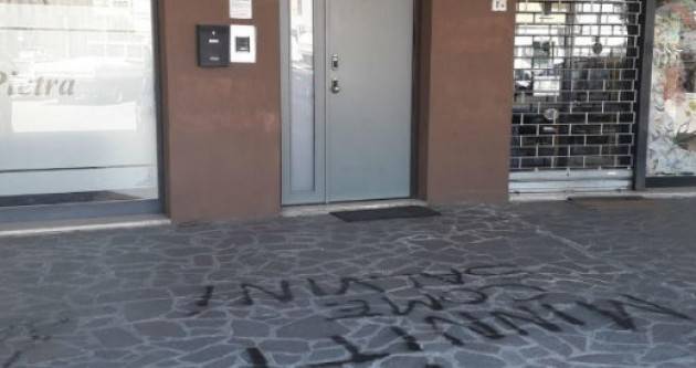 Scritte spray ‘Minniti come Salvini’ davanti alla sede del PD Cremona: Vittore Soldo :Noi si va avanti!