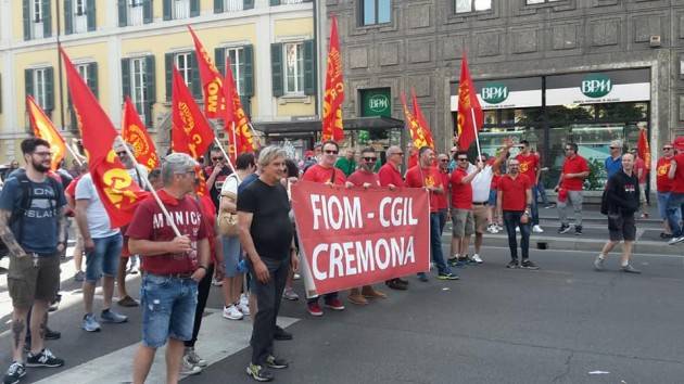 Anche la Fiom-Cgil di Cremona a Milano in manifestazione durante sciopero dei metalmeccanici (video)