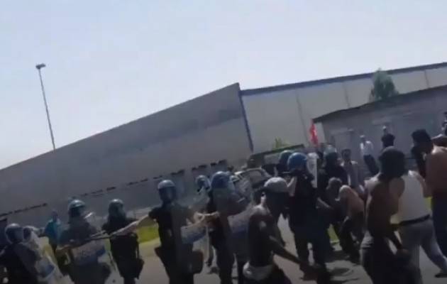 Soresina Tensione e scontri tra polizia e facchini davanti alla sede della Finiper (Video)