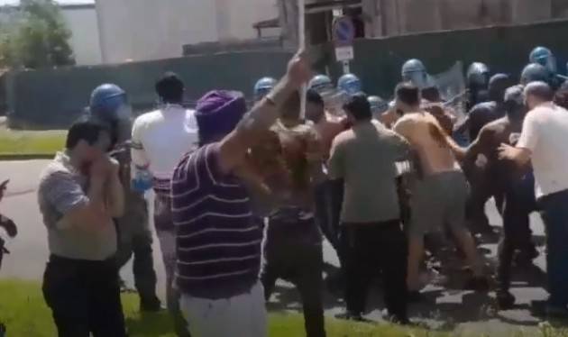 Soresina Tensione e scontri tra polizia e facchini davanti alla sede della Finiper (Video)