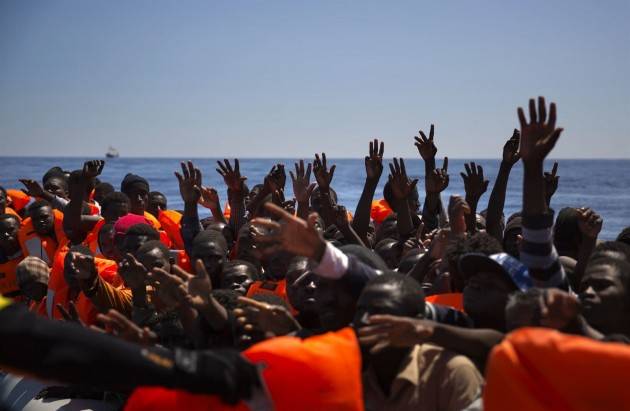 Pianeta Migranti. Tariffario migranti: multe per eccesso di umanità  di Gad Lerner *
