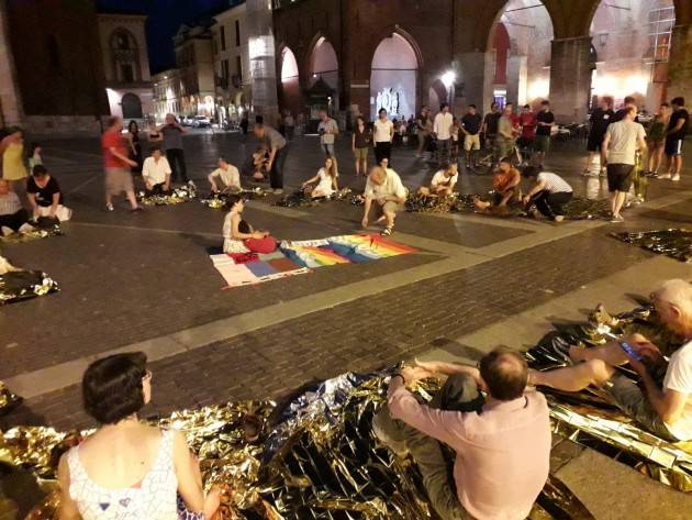 Sea Watch  Mentre la capitana Carola Rackete viene arrestata per lo  sbarco dei  40 migranti a Cremona flash mob contro Salvini (Video G.C.Storti)