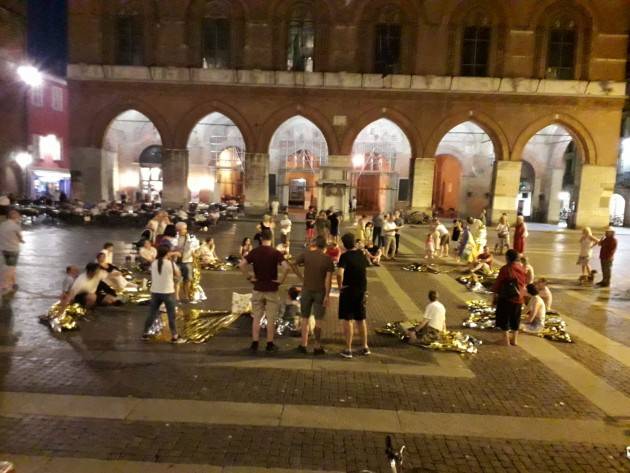 Sea Watch  Mentre la capitana Carola Rackete viene arrestata per lo  sbarco dei  40 migranti a Cremona flash mob contro Salvini (Video G.C.Storti)