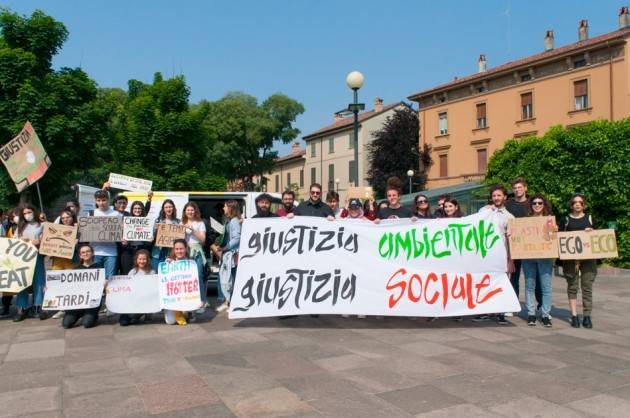 Fridays For Future A Cremona  Venerdì 2 Agosto - Piazza Duomo Tutti in piazza con mascherine e cartelli!!