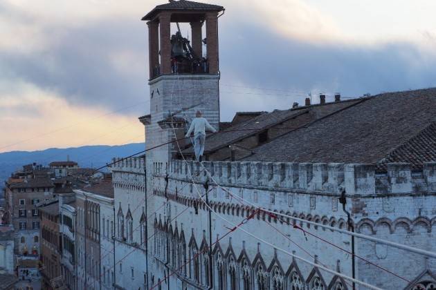 Lecco con la testa all’insù per la traversata del funambolo Andrea Loreni