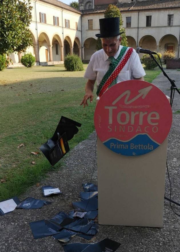 Il piccolo museo della poesia di Piacenza sta chiudendo. Stefano Torre fa un comizio e strappa le pagine del libro di poesie di Massimo Silvotti