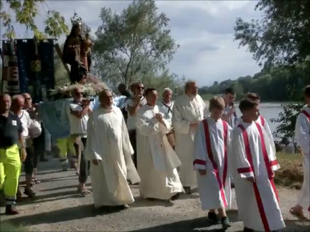 Tanta gente alla  processione 2019  con la Madonna di Brancere sul PO (Video E.Sciacca)