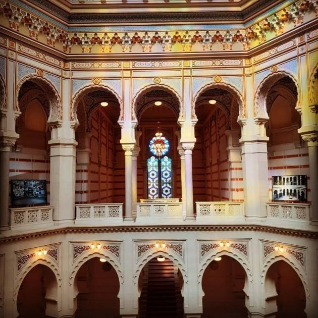 Sarajevo visto da Jacopo Bassi  illustra le bellissime foto della ricostruita biblioteca austriaca