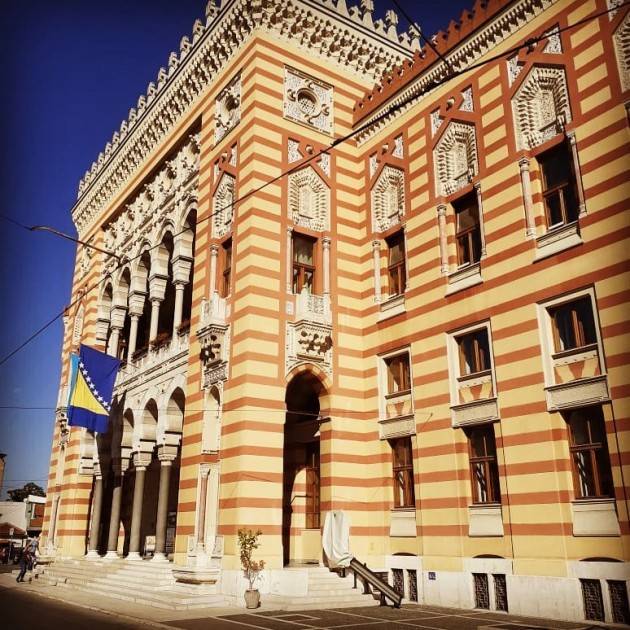 Sarajevo visto da Jacopo Bassi  illustra le bellissime foto della ricostruita biblioteca austriaca