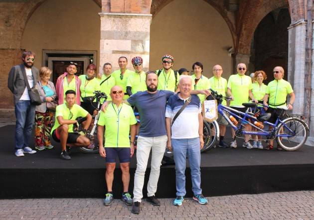 Tappa a Cremona per un gruppo di ipovedenti in tandem