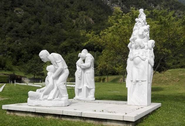 Visita al Cimitero monumentale delle vittime del Vajont.  La matassa di Massimo Negri – Casalmaggiore